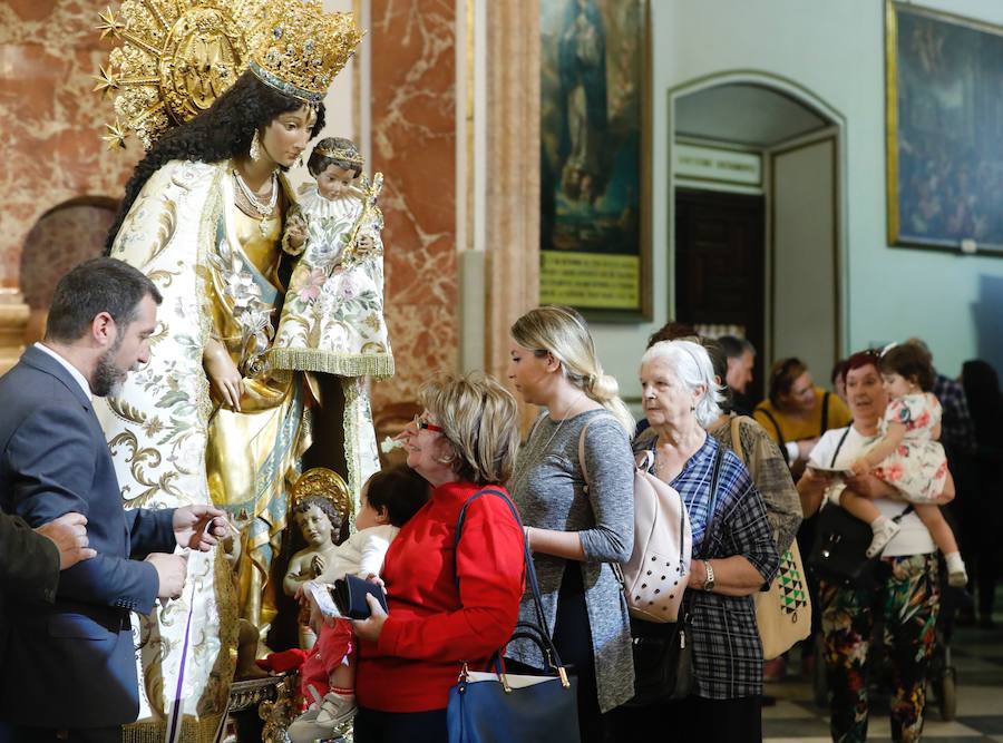 La Basílica de la Virgen de los Desamparados ha abierto sus puertas a las 7 horas de este miércoles para el tradicional Besamanos a la patrona de Valencia, cuando ya cientos de valencianos esperaban en la plaza de la Virgen, algunos de ellos doce horas, desde las siete de la tarde del martes