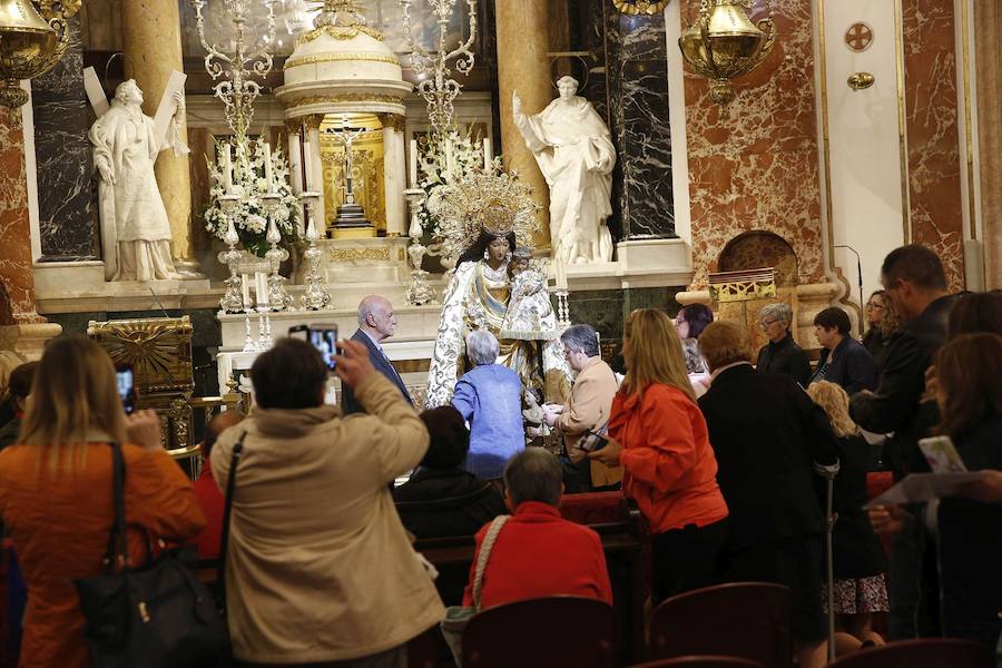 La Basílica de la Virgen de los Desamparados ha abierto sus puertas a las 7 horas de este miércoles para el tradicional Besamanos a la patrona de Valencia, cuando ya cientos de valencianos esperaban en la plaza de la Virgen, algunos de ellos doce horas, desde las siete de la tarde del martes