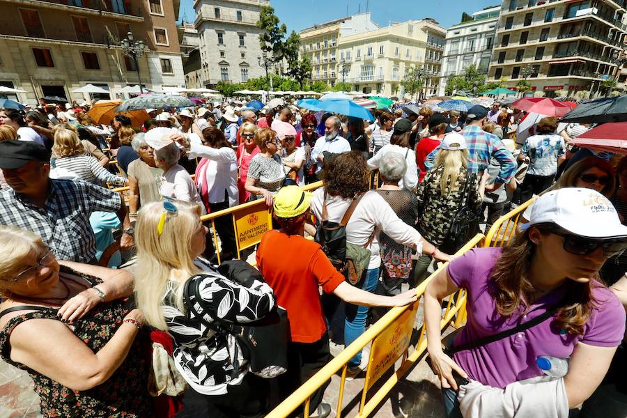 La Basílica de la Virgen de los Desamparados ha abierto sus puertas a las 7 horas de este miércoles para el tradicional Besamanos a la patrona de Valencia, cuando ya cientos de valencianos esperaban en la plaza de la Virgen, algunos de ellos doce horas, desde las siete de la tarde del martes