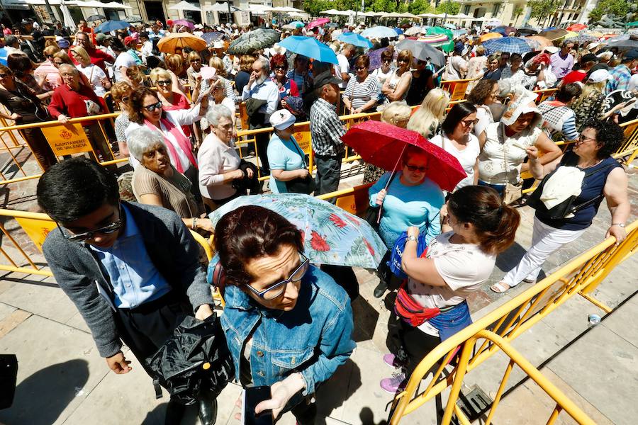 La Basílica de la Virgen de los Desamparados ha abierto sus puertas a las 7 horas de este miércoles para el tradicional Besamanos a la patrona de Valencia, cuando ya cientos de valencianos esperaban en la plaza de la Virgen, algunos de ellos doce horas, desde las siete de la tarde del martes