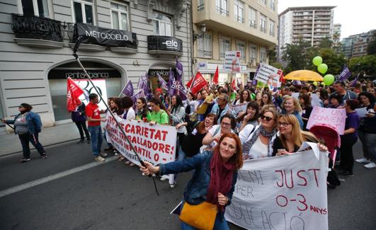 Asistentes a la manifestación organizada ayer para protestar contra el nuevo convenio colectivo. 