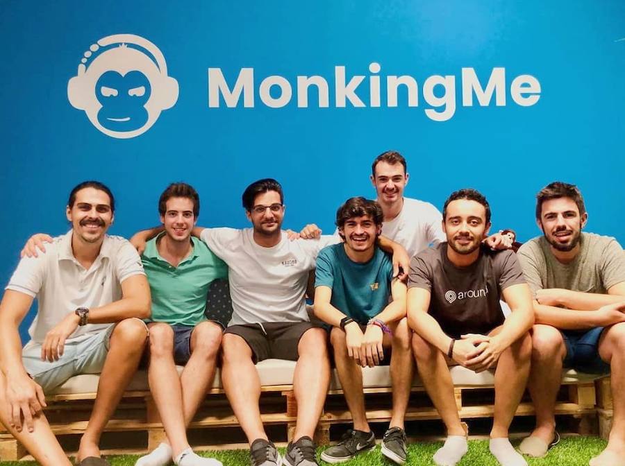 'MonkingMe' es una plataforma musical que permite escuchar y descargar canciones de forma gratuita mientras los artistas ganan dinero. Se generan ingresos con los usuarios que no pueden o no quieren pagar, a través de acciones publicitarias y mediante una moneda virtual.