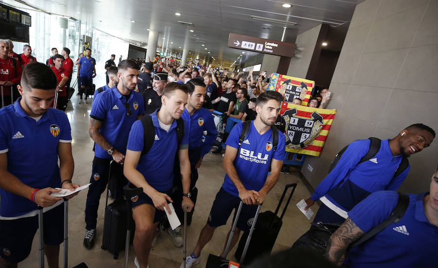 Fotos: Fotos de los primeros aficionados del Valencia CF en Manises