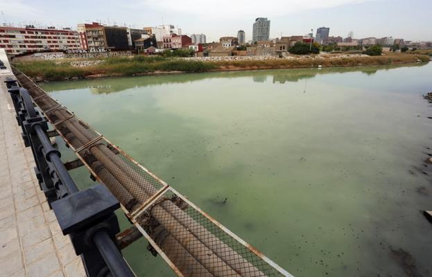 Desembocadura del viejo cauce, vista desde el puente de Astilleros. 