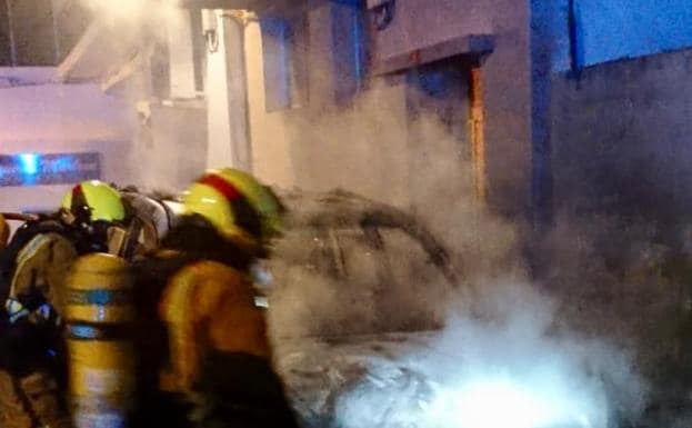 Una persona atendida por urgencias por inhalar humo en un incendio de un coche en Xàbia