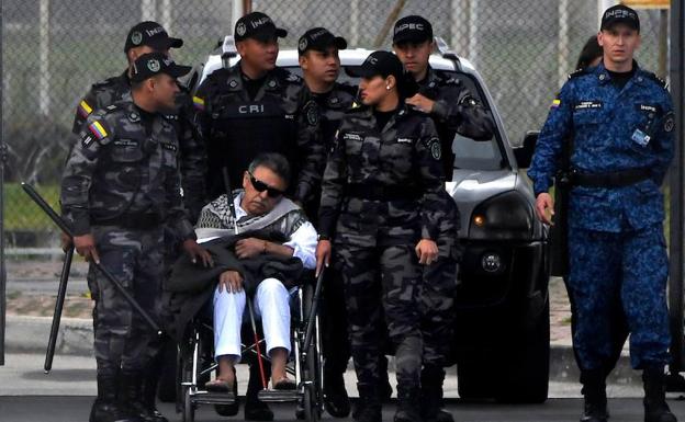 El miembro de la FARC Jesús Santrich sale de la prisión poco antes de volver a ser detenido. 