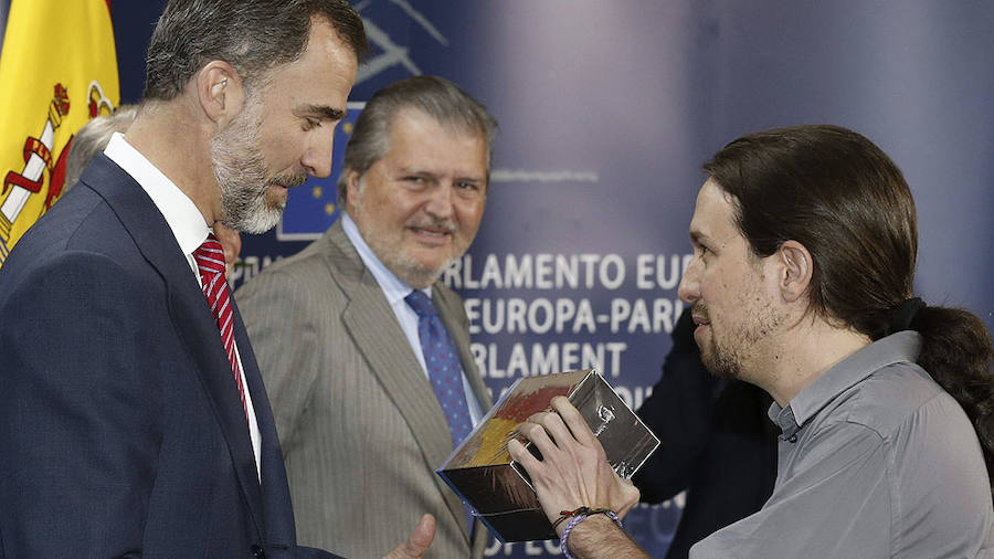 El líder de Podemos también demostró su fanatismo por la saga al regalársela al Rey Felipe. 