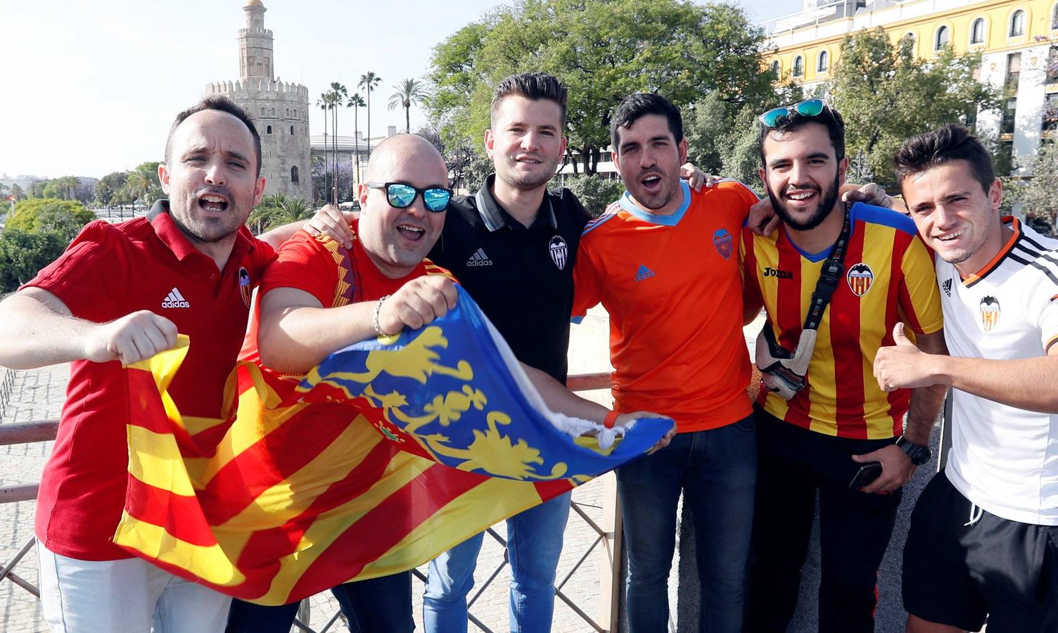 Cientos de aficionados del Valencia CF ya se encuentran en Sevilla preparándose para la final de Copa ante el Barcelona.