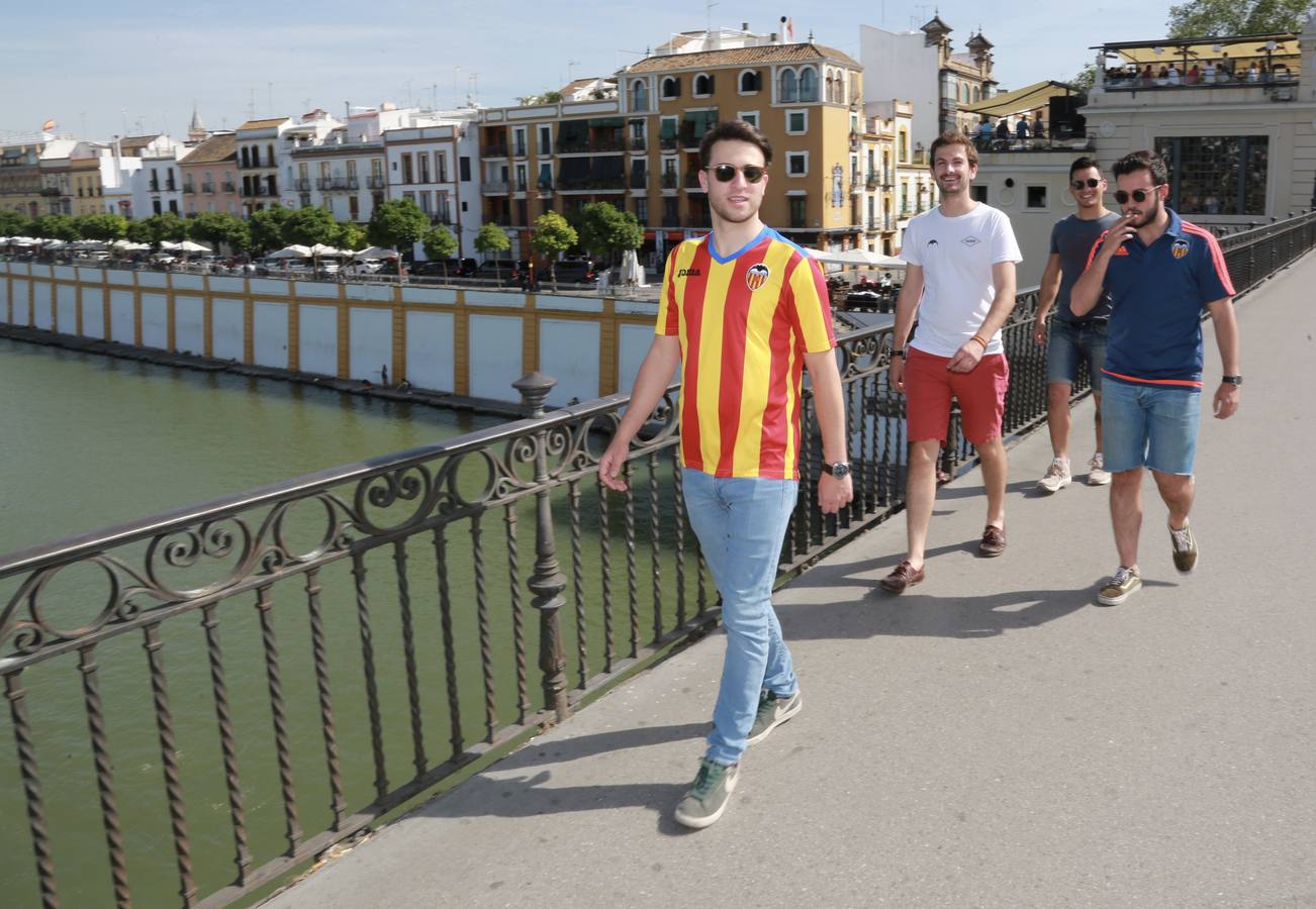 Cientos de aficionados del Valencia CF ya se encuentran en Sevilla preparándose para la final de Copa ante el Barcelona.