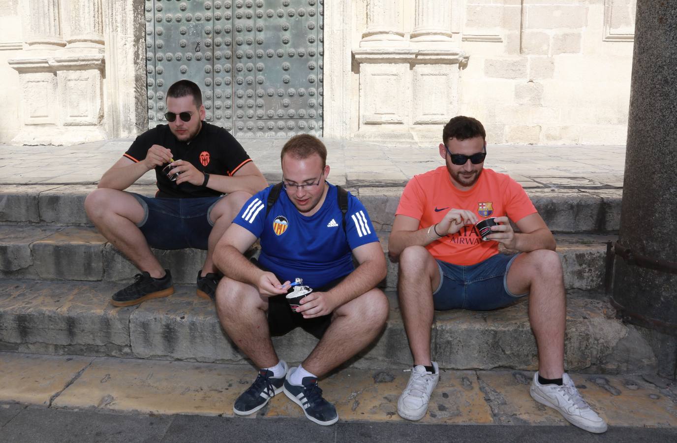 Cientos de aficionados del Valencia CF ya se encuentran en Sevilla preparándose para la final de Copa ante el Barcelona.