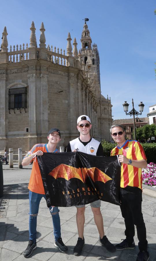 Cientos de aficionados del Valencia CF ya se encuentran en Sevilla preparándose para la final de Copa ante el Barcelona.