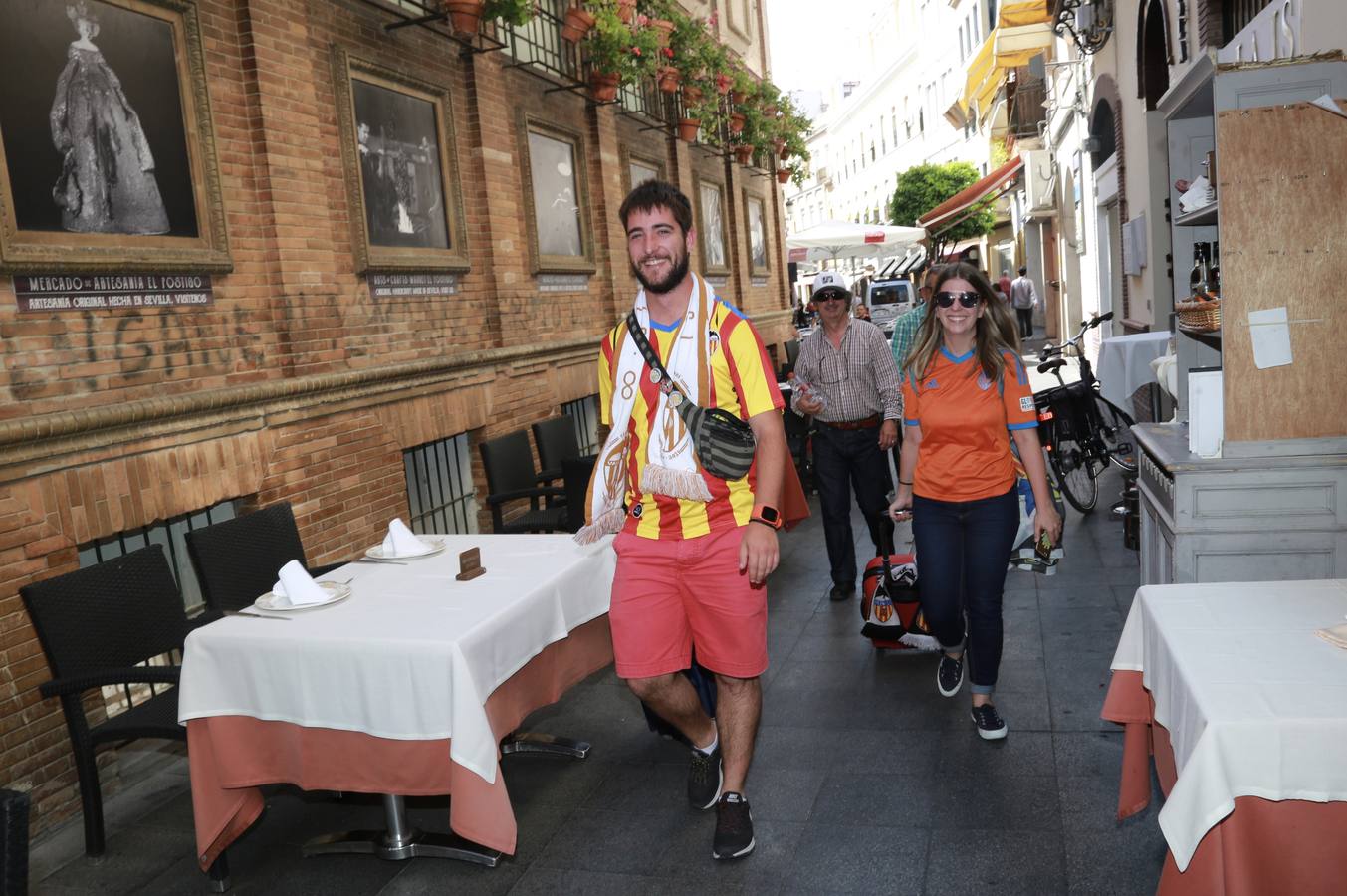 Cientos de aficionados del Valencia CF ya se encuentran en Sevilla preparándose para la final de Copa ante el Barcelona.