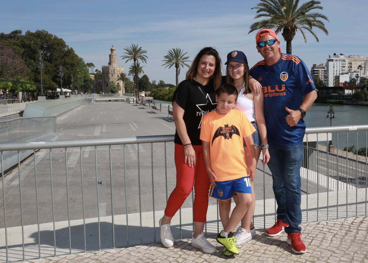 Cientos de aficionados del Valencia CF ya se encuentran en Sevilla preparándose para la final de Copa ante el Barcelona.