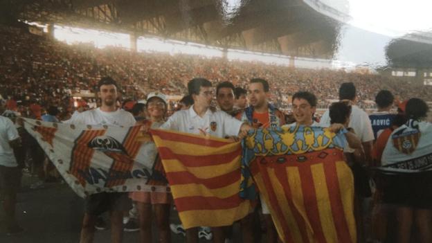 Arturo, en el centro, sostiene la Senyera en La Cartuja. 