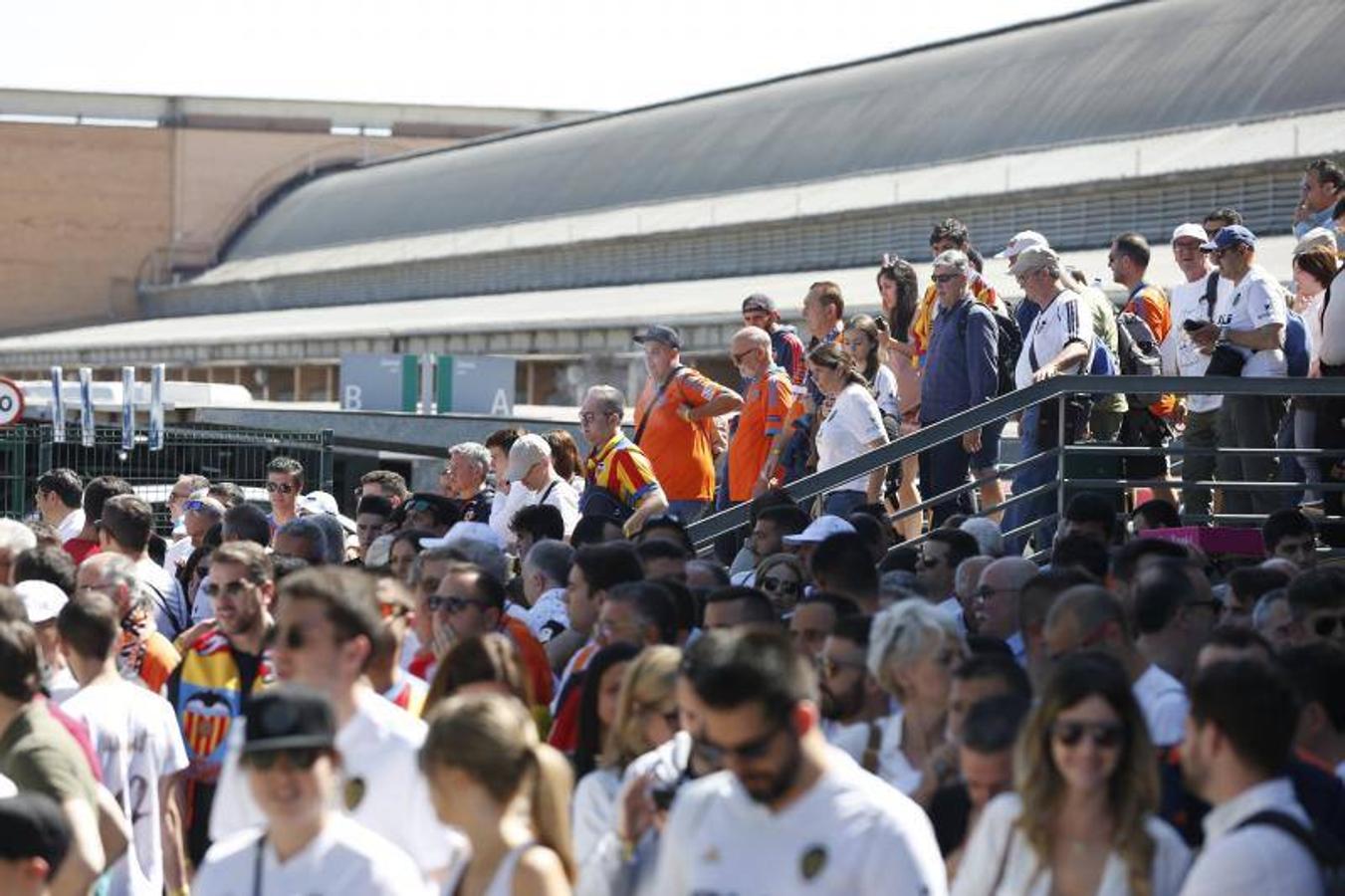 Cientos de aficionados del Valencia CF ya se encuentran en Sevilla preparándose para la final de Copa ante el Barcelona.