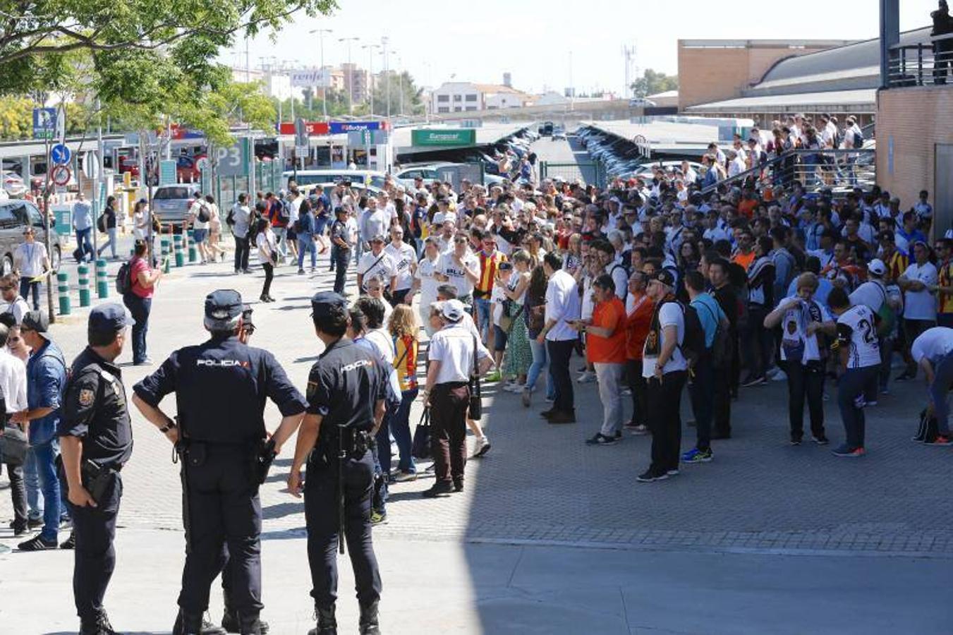 Cientos de aficionados del Valencia CF ya se encuentran en Sevilla preparándose para la final de Copa ante el Barcelona.