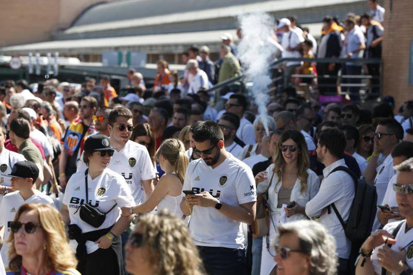 Cientos de aficionados del Valencia CF ya se encuentran en Sevilla preparándose para la final de Copa ante el Barcelona.