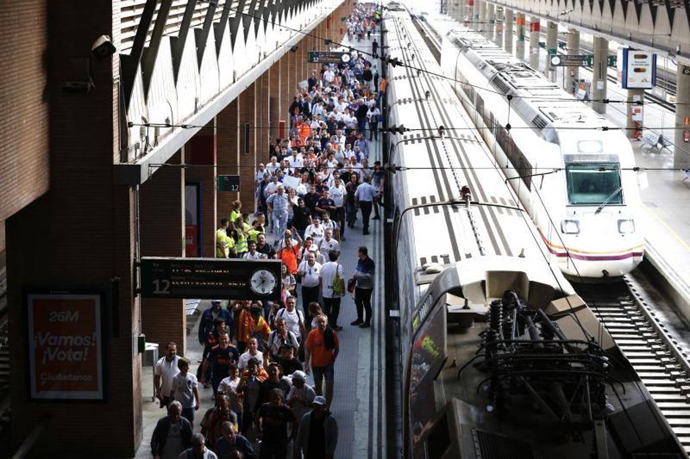 Cientos de aficionados del Valencia CF ya se encuentran en Sevilla preparándose para la final de Copa ante el Barcelona.