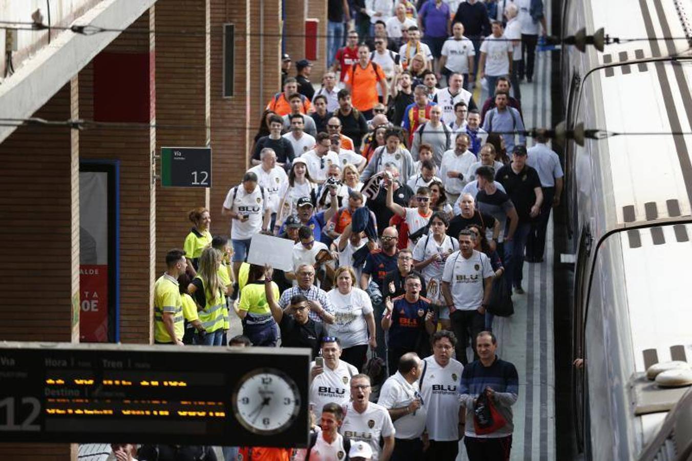 Cientos de aficionados del Valencia CF ya se encuentran en Sevilla preparándose para la final de Copa ante el Barcelona.