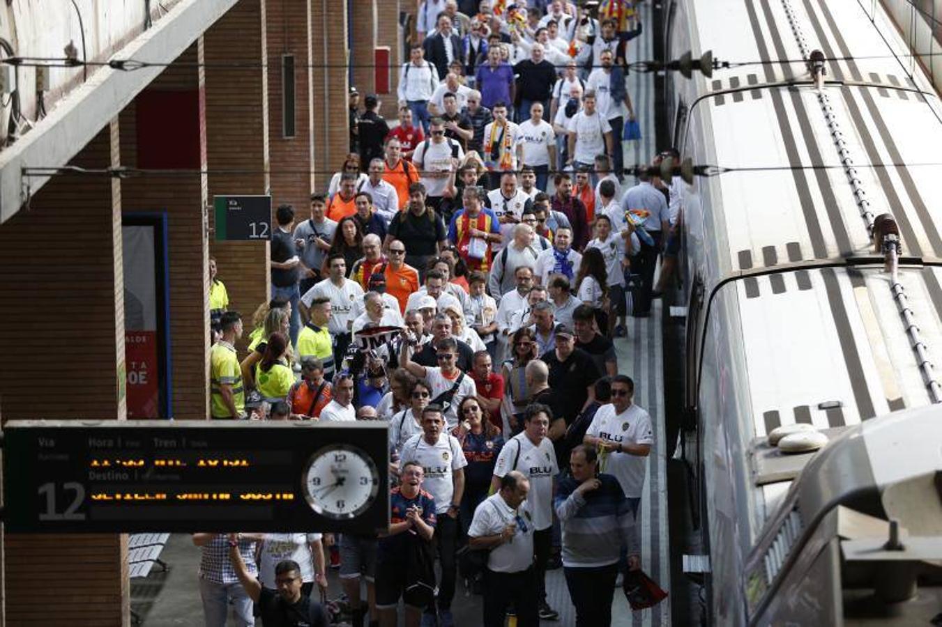 Cientos de aficionados del Valencia CF ya se encuentran en Sevilla preparándose para la final de Copa ante el Barcelona.