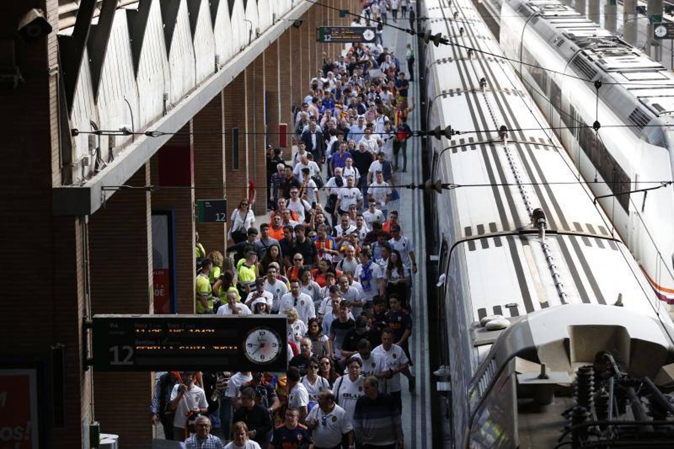 Cientos de aficionados del Valencia CF ya se encuentran en Sevilla preparándose para la final de Copa ante el Barcelona.