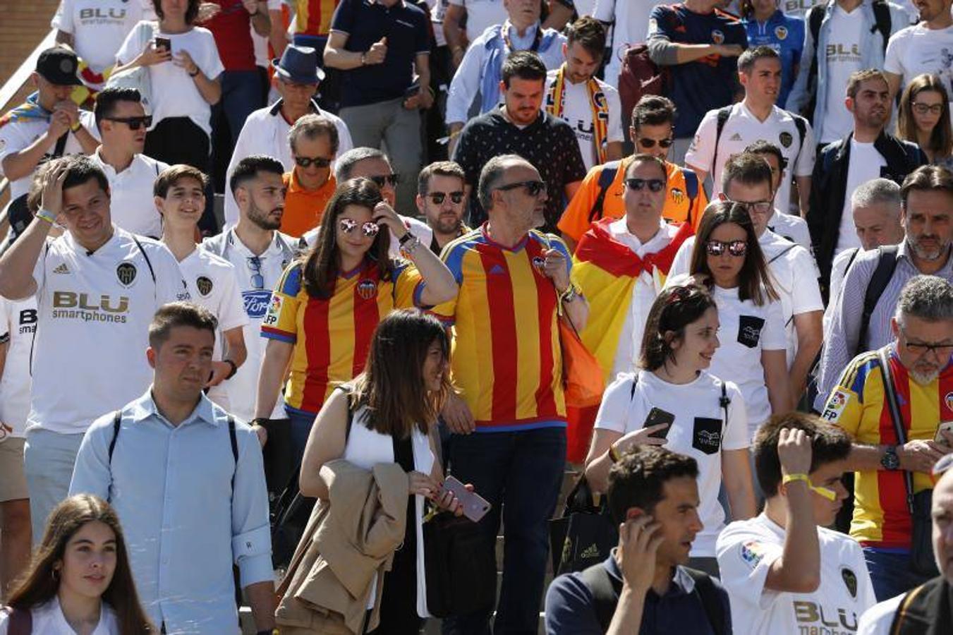 Cientos de aficionados del Valencia CF ya se encuentran en Sevilla preparándose para la final de Copa ante el Barcelona.