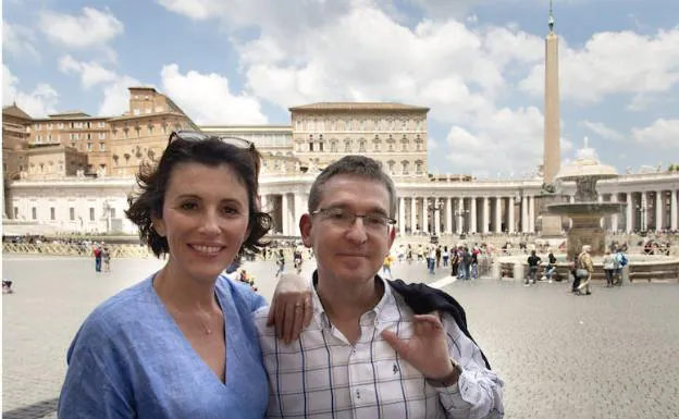 Ayanta Barilli y Santiago Posteguillo en la Plaza de San Pedro en Roma. 