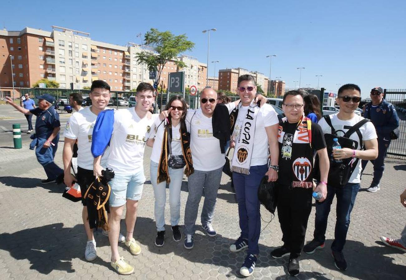 Cientos de aficionados del Valencia CF ya se encuentran en Sevilla preparándose para la final de Copa ante el Barcelona.