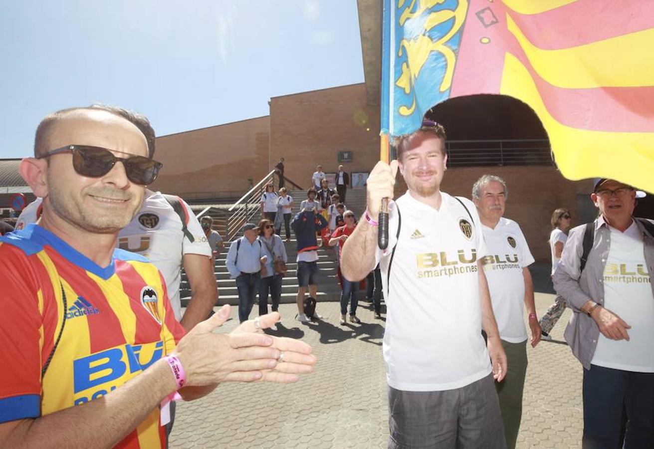 Cientos de aficionados del Valencia CF ya se encuentran en Sevilla preparándose para la final de Copa ante el Barcelona.