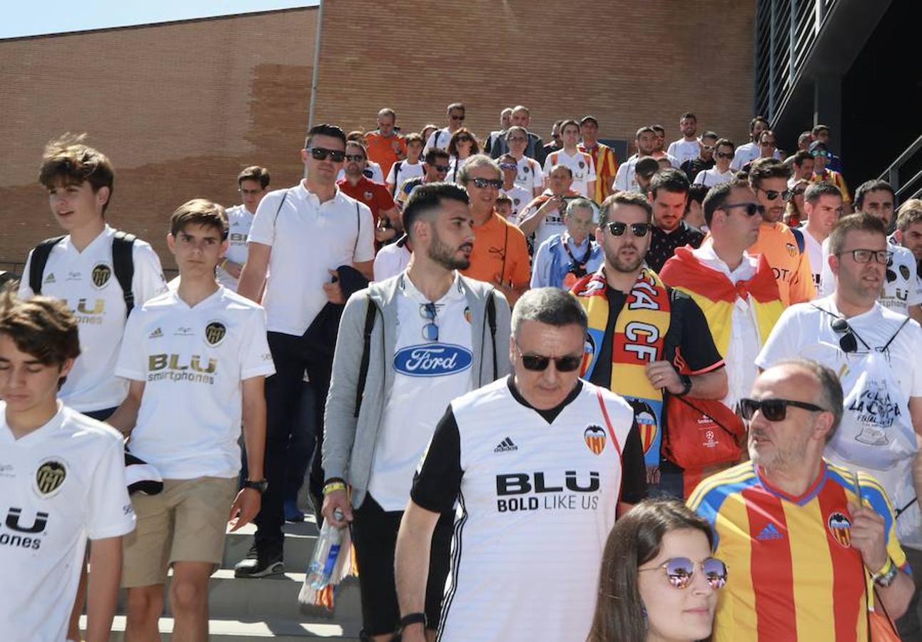 Cientos de aficionados del Valencia CF ya se encuentran en Sevilla preparándose para la final de Copa ante el Barcelona.