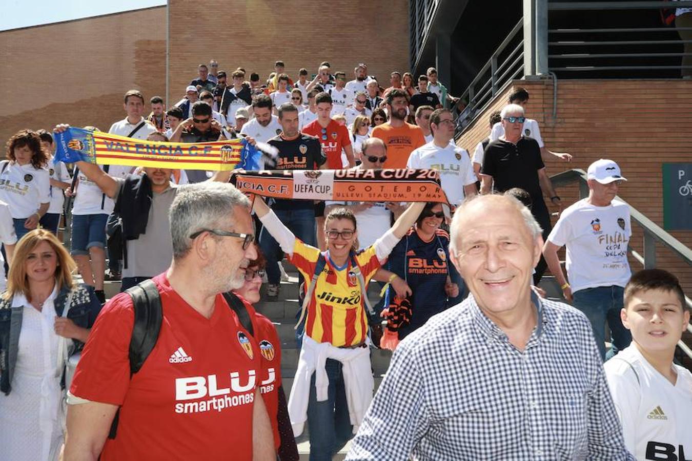 Cientos de aficionados del Valencia CF ya se encuentran en Sevilla preparándose para la final de Copa ante el Barcelona.