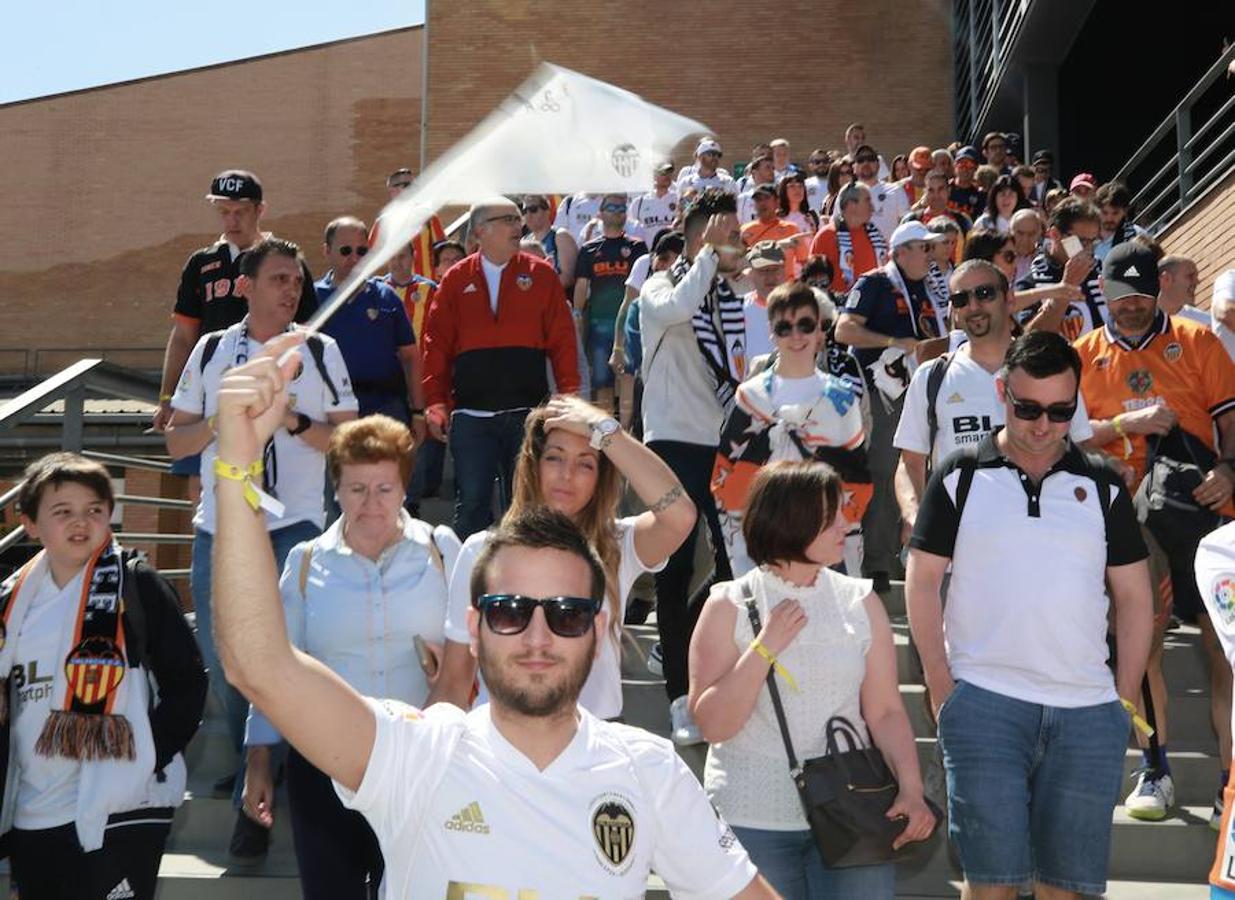 Cientos de aficionados del Valencia CF ya se encuentran en Sevilla preparándose para la final de Copa ante el Barcelona.