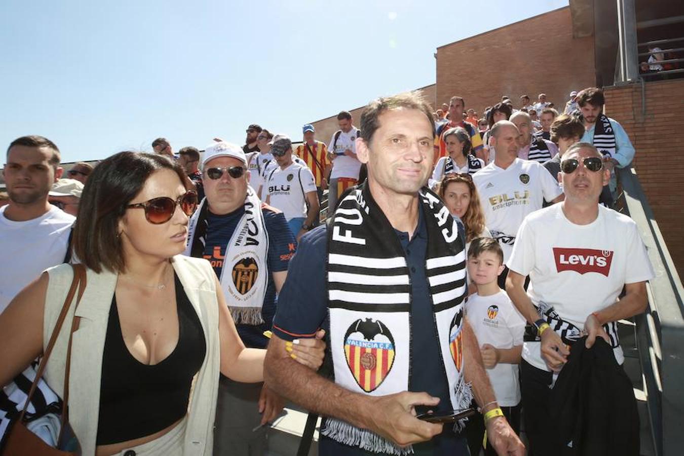 Cientos de aficionados del Valencia CF ya se encuentran en Sevilla preparándose para la final de Copa ante el Barcelona.