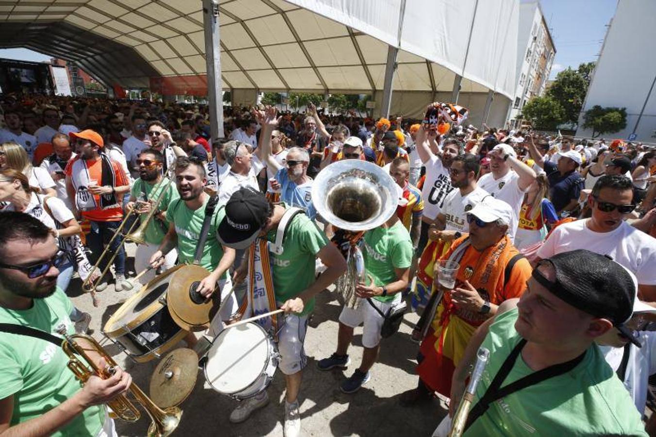 Cientos de aficionados del Valencia CF ya se encuentran en Sevilla preparándose para la final de Copa ante el Barcelona.