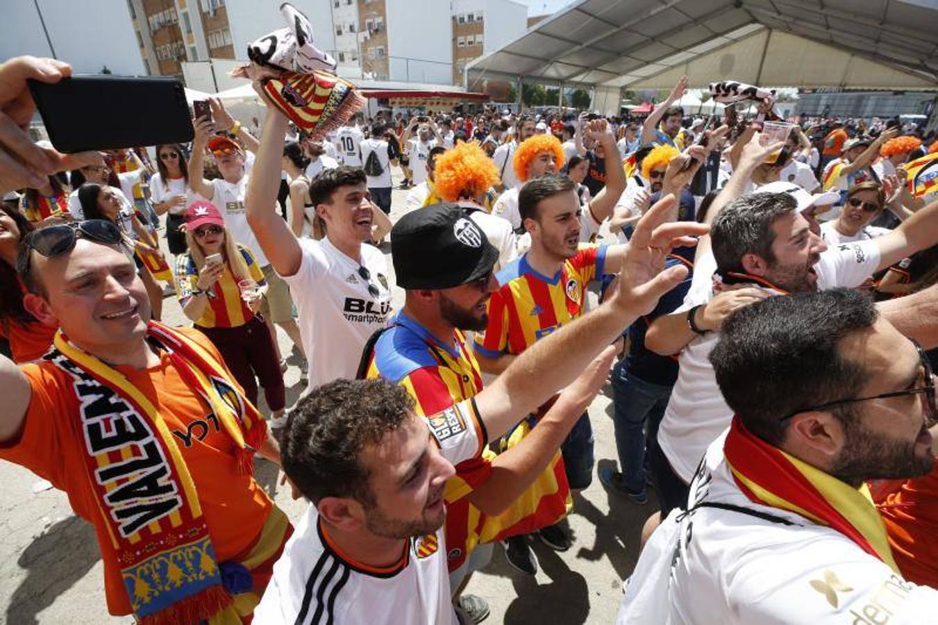 Cientos de aficionados del Valencia CF ya se encuentran en Sevilla preparándose para la final de Copa ante el Barcelona.