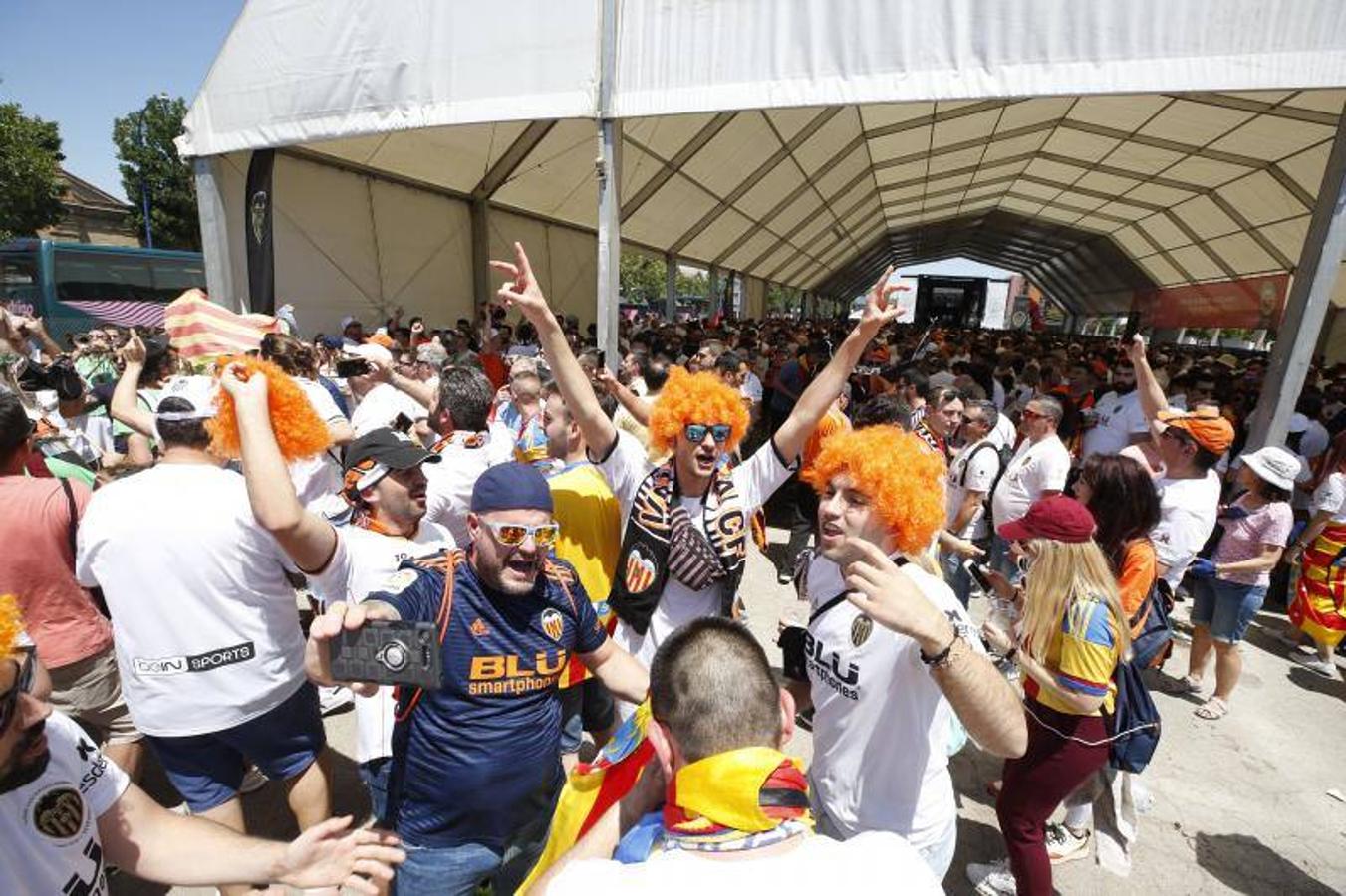 Cientos de aficionados del Valencia CF ya se encuentran en Sevilla preparándose para la final de Copa ante el Barcelona.