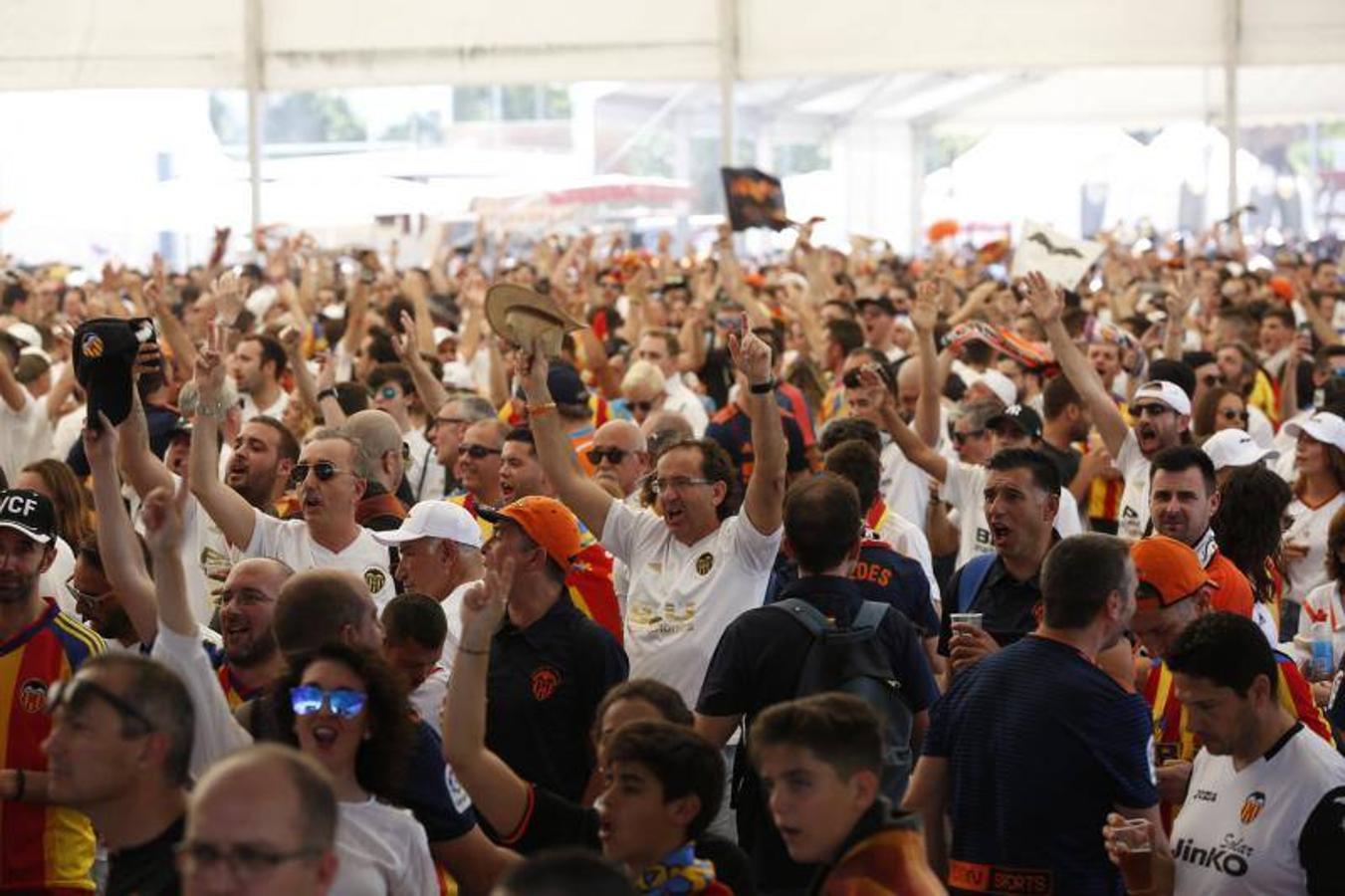 Cientos de aficionados del Valencia CF ya se encuentran en Sevilla preparándose para la final de Copa ante el Barcelona.