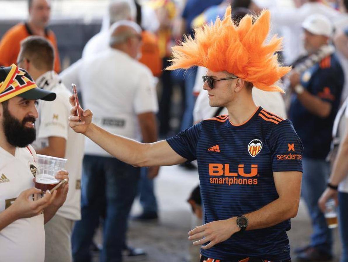 Cientos de aficionados del Valencia CF ya se encuentran en Sevilla preparándose para la final de Copa ante el Barcelona.