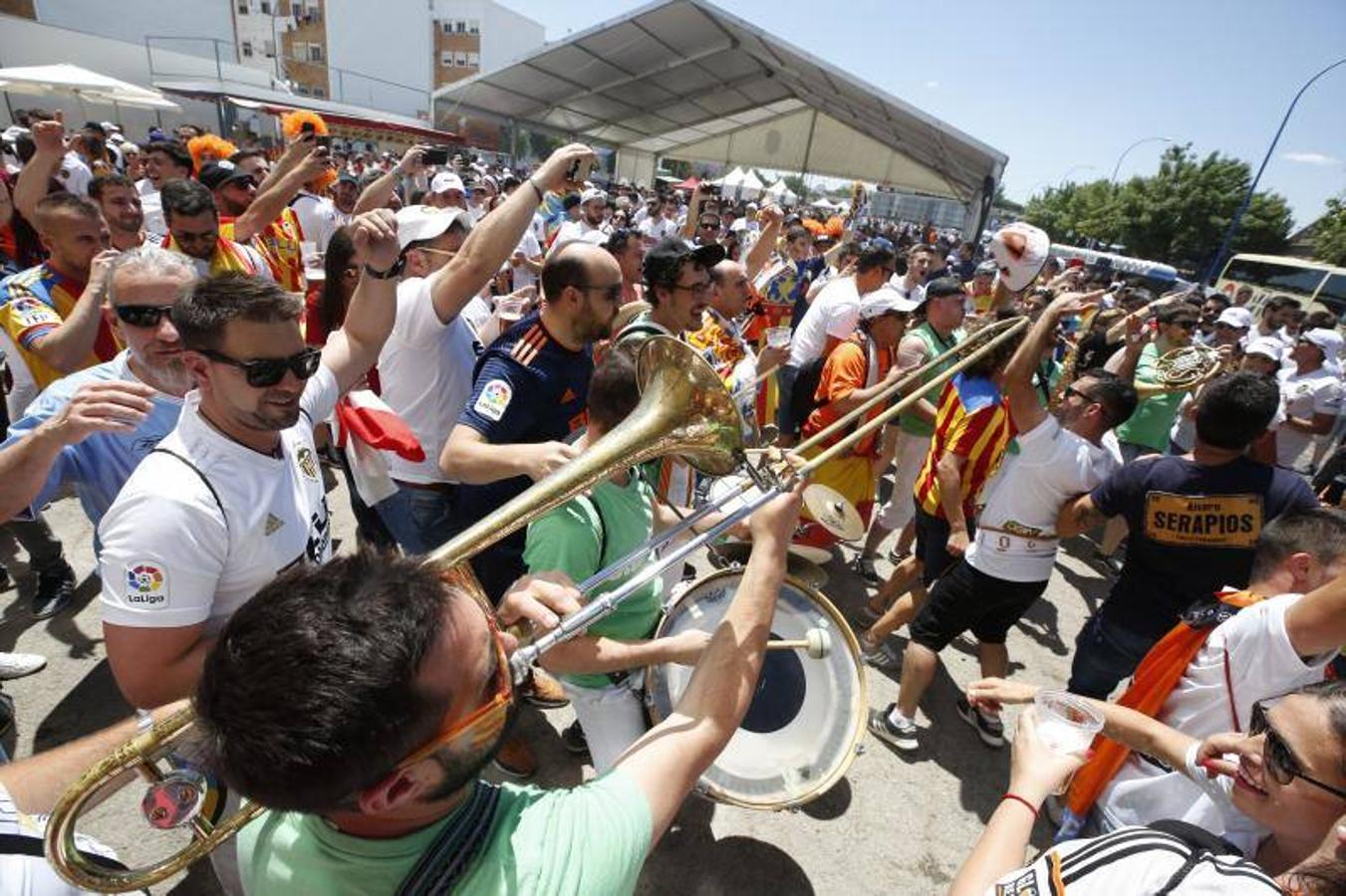 Cientos de aficionados del Valencia CF ya se encuentran en Sevilla preparándose para la final de Copa ante el Barcelona.