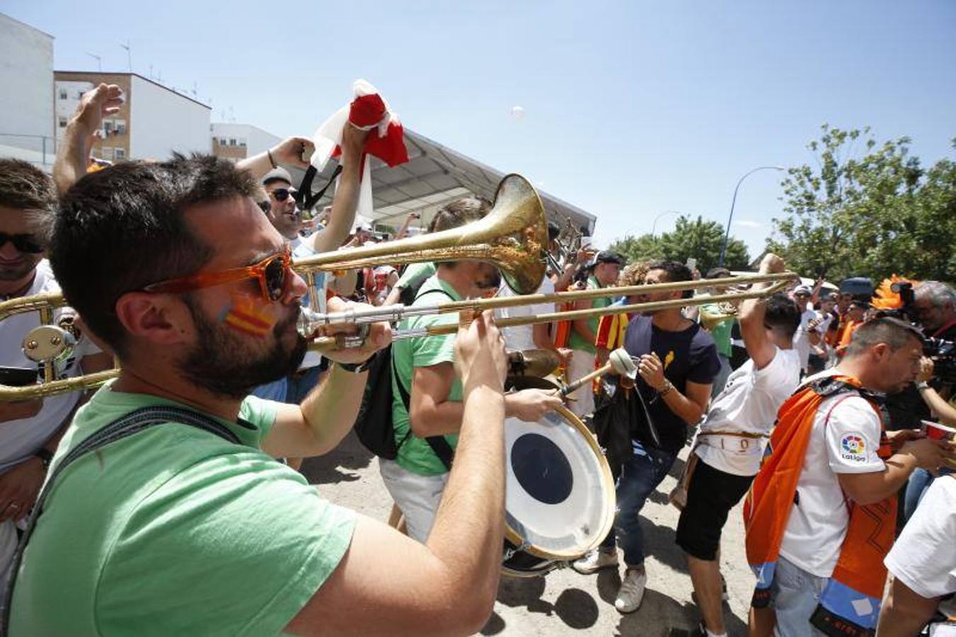 Cientos de aficionados del Valencia CF ya se encuentran en Sevilla preparándose para la final de Copa ante el Barcelona.