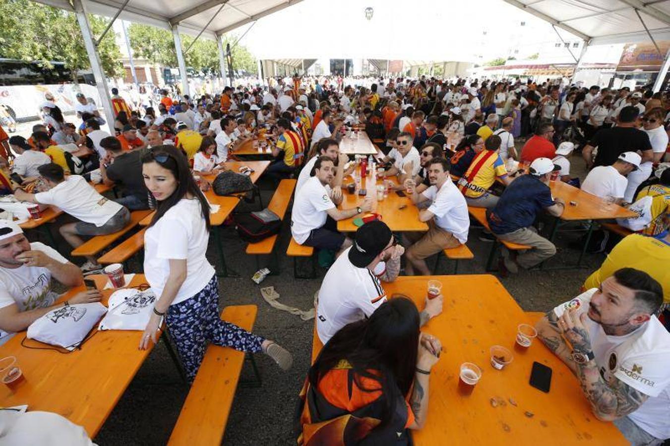 Cientos de aficionados del Valencia CF ya se encuentran en Sevilla preparándose para la final de Copa ante el Barcelona.