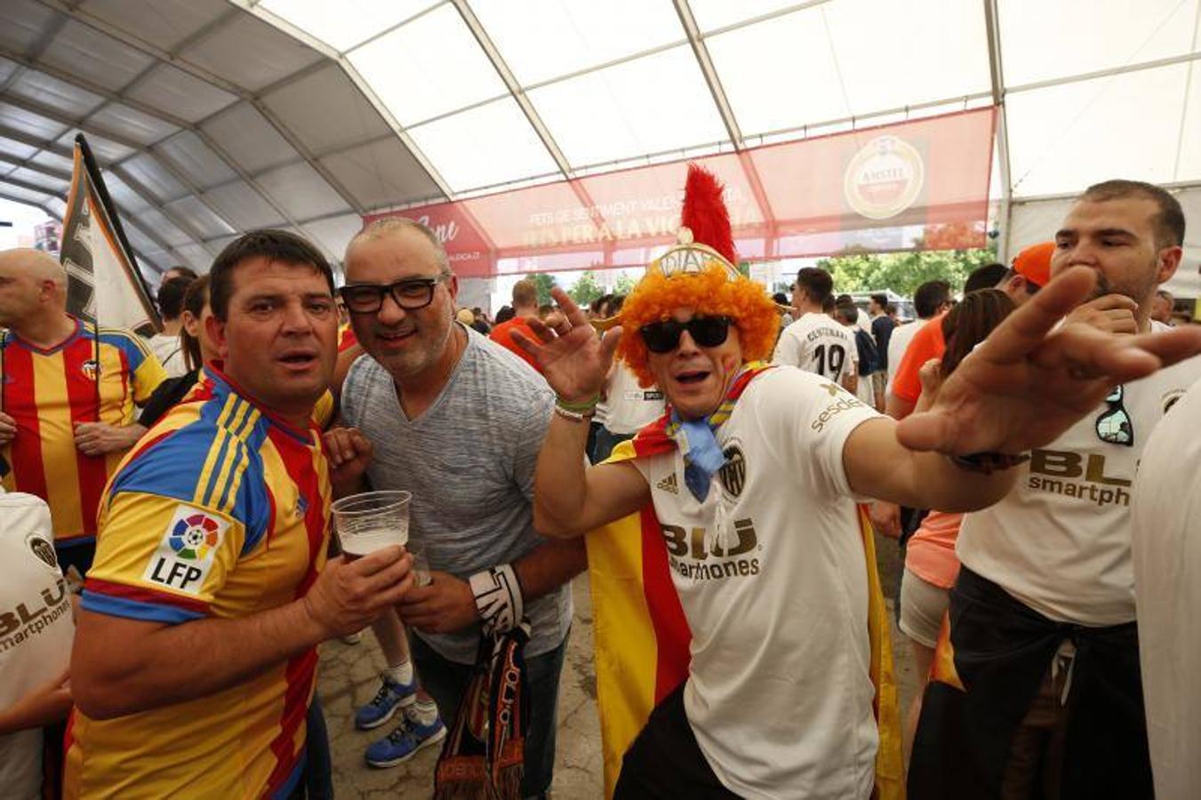 Cientos de aficionados del Valencia CF ya se encuentran en Sevilla preparándose para la final de Copa ante el Barcelona.