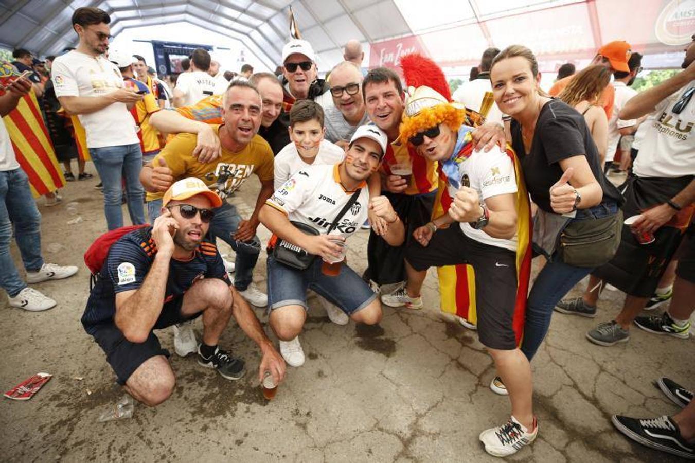 Cientos de aficionados del Valencia CF ya se encuentran en Sevilla preparándose para la final de Copa ante el Barcelona.