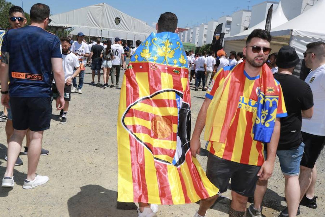 Cientos de aficionados del Valencia CF ya se encuentran en Sevilla preparándose para la final de Copa ante el Barcelona.