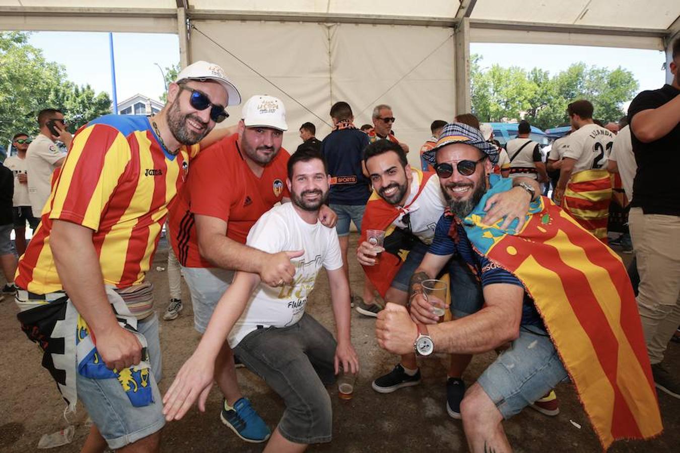 Cientos de aficionados del Valencia CF ya se encuentran en Sevilla preparándose para la final de Copa ante el Barcelona.