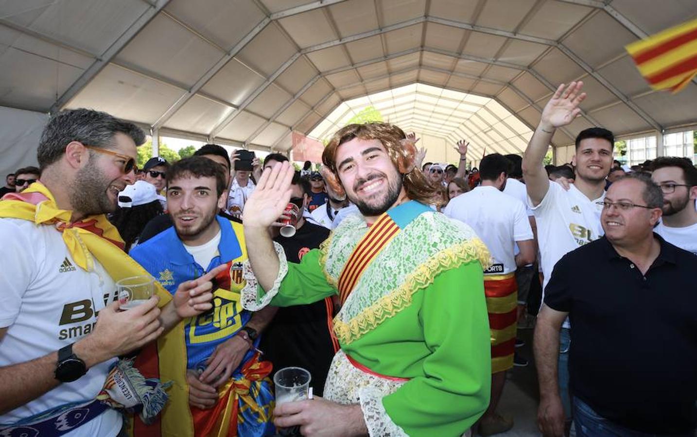 Cientos de aficionados del Valencia CF ya se encuentran en Sevilla preparándose para la final de Copa ante el Barcelona.