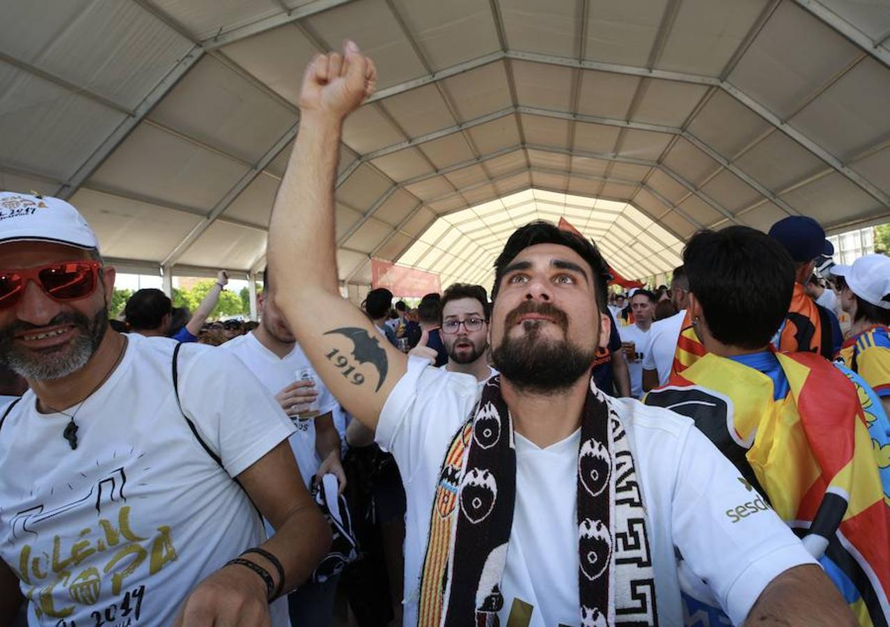 Cientos de aficionados del Valencia CF ya se encuentran en Sevilla preparándose para la final de Copa ante el Barcelona.