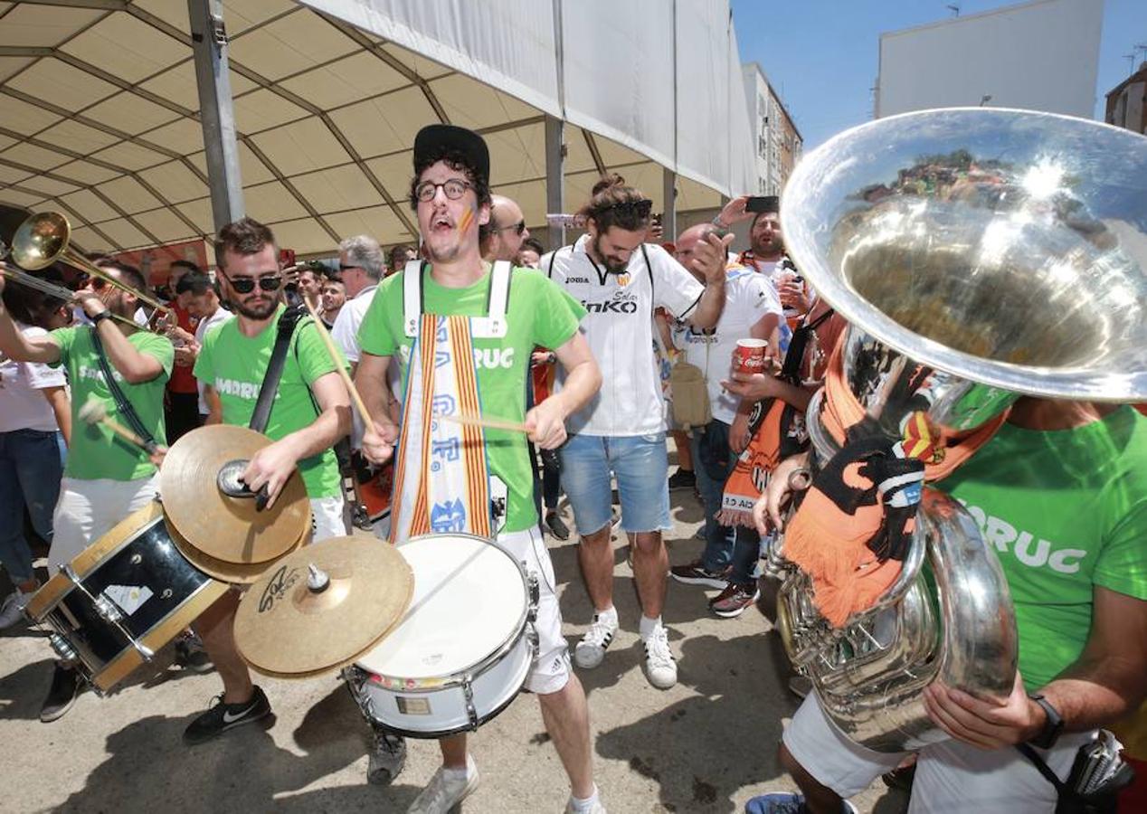 Cientos de aficionados del Valencia CF ya se encuentran en Sevilla preparándose para la final de Copa ante el Barcelona.