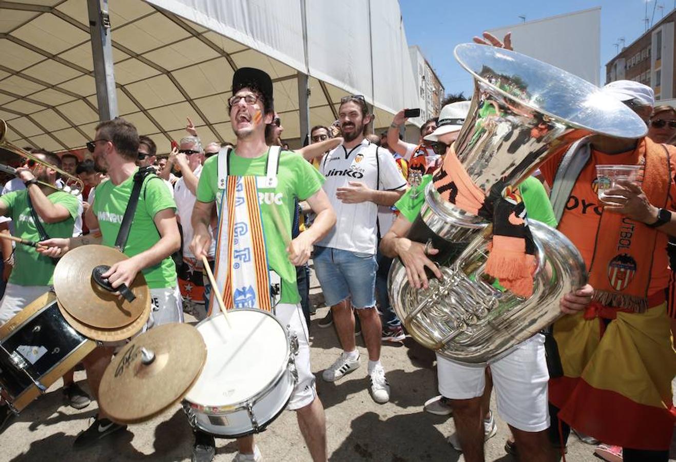 Cientos de aficionados del Valencia CF ya se encuentran en Sevilla preparándose para la final de Copa ante el Barcelona.