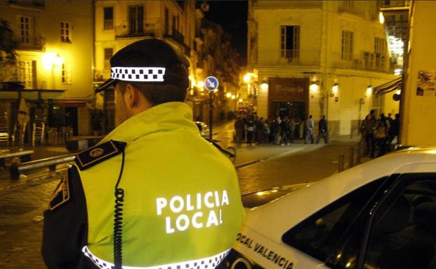 Un policía local de Valencia, en el barrio del Carmen, en Ciutat Vella.